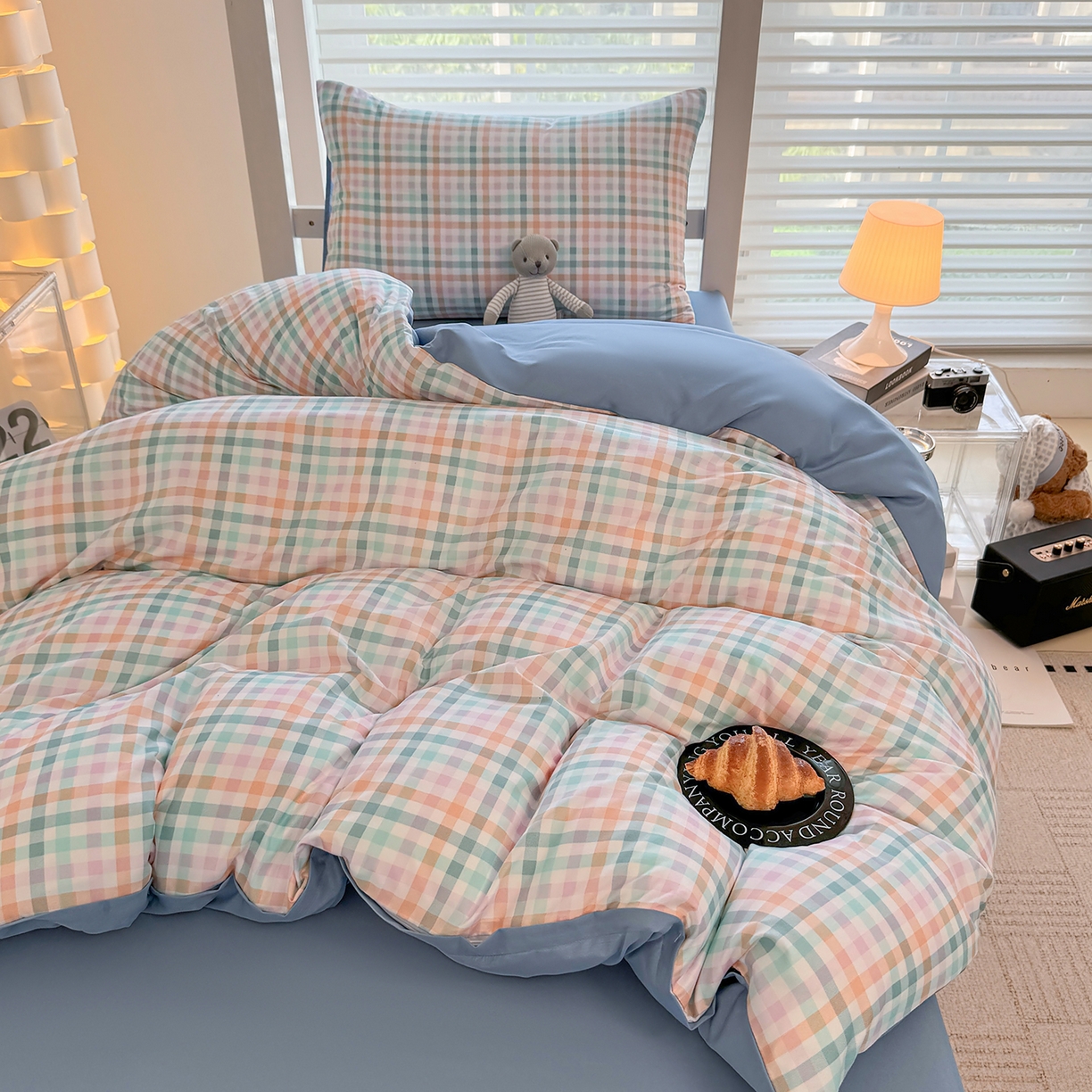 91家纺网 家纺一手货源 找家纺 十一家居2025年新款ins风A类亲肤水洗棉学生宿舍三件套——悸动系列 糖果小格+海青蓝