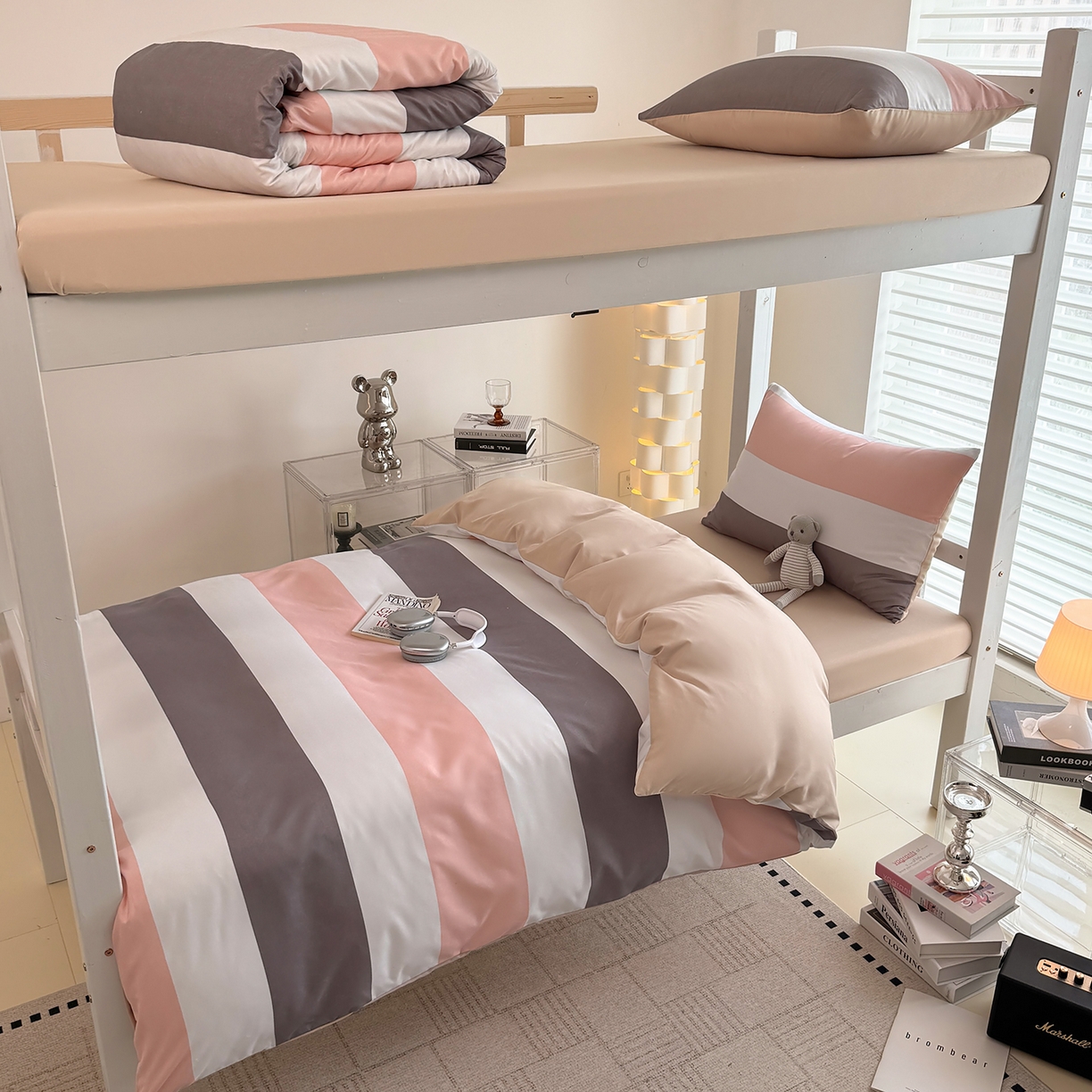 91家纺网 家纺一手货源 找家纺 十一家居2025年新款ins风A类亲肤水洗棉学生宿舍三件套——悸动系列 桃灰格+卡其