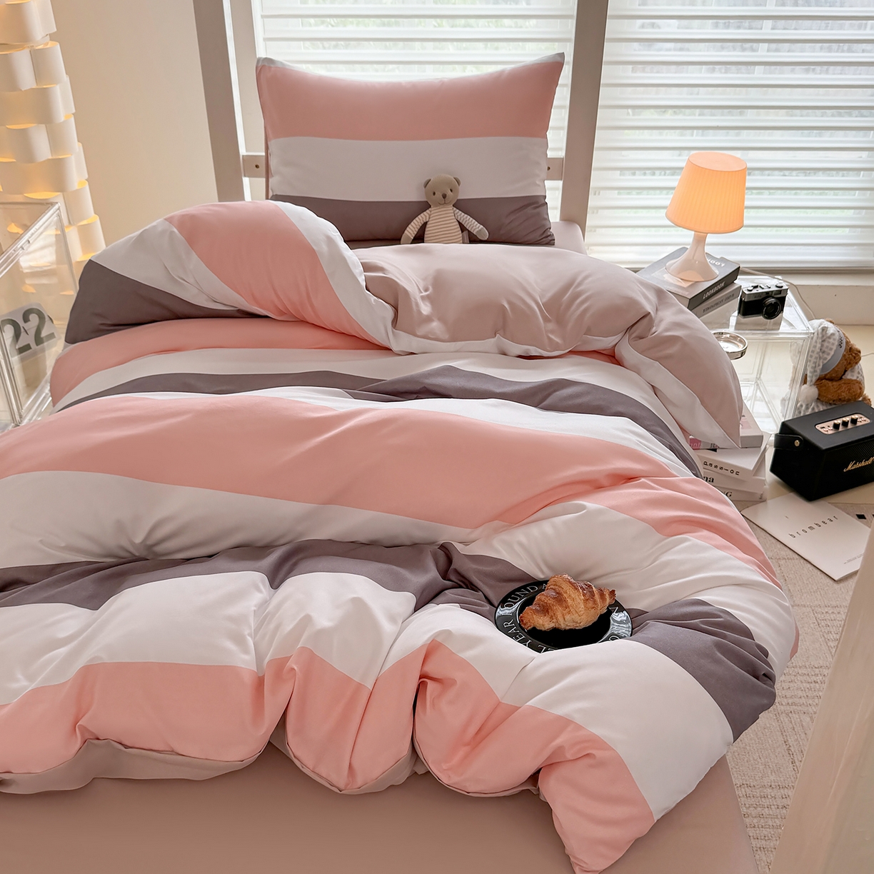 91家纺网 家纺一手货源 找家纺 十一家居2025年新款ins风A类亲肤水洗棉学生宿舍三件套——悸动系列 桃灰格+卡其