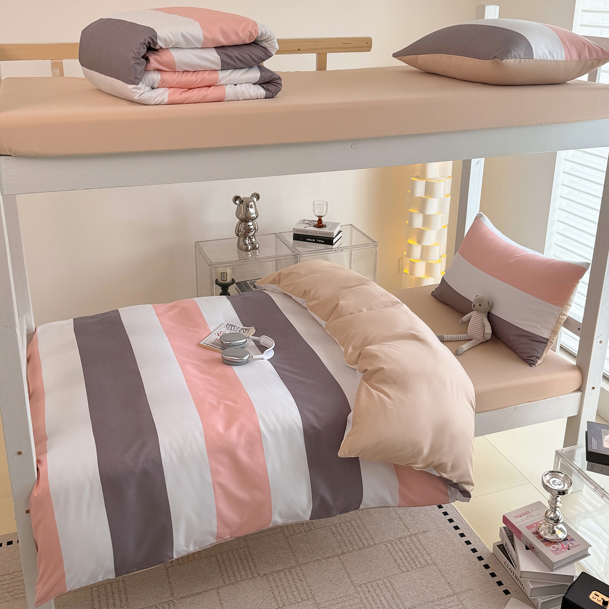 91家纺网 家纺一手货源 找家纺 十一家居2025年新款ins风A类亲肤水洗棉学生宿舍三件套——悸动系列 桃灰格+卡其