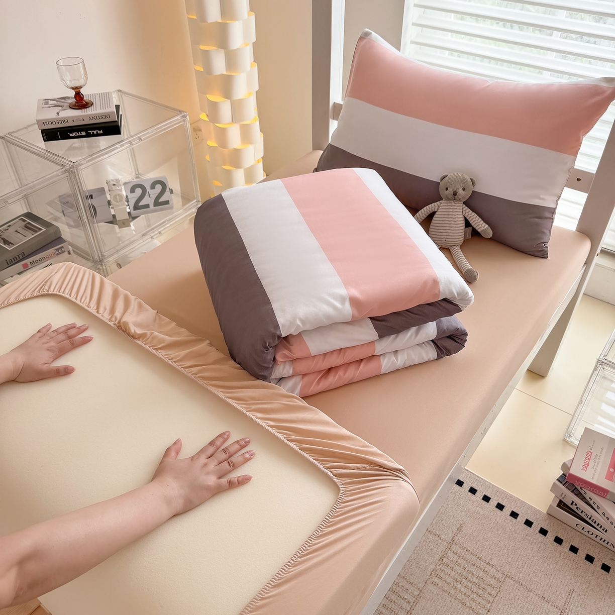 91家纺网 家纺一手货源 找家纺 十一家居2025年新款ins风A类亲肤水洗棉学生宿舍三件套——悸动系列 桃灰格+卡其