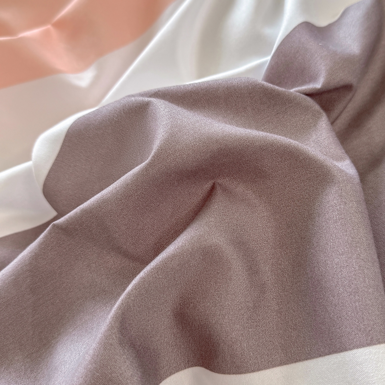 91家纺网 家纺一手货源 找家纺 十一家居2025年新款ins风A类亲肤水洗棉学生宿舍三件套——悸动系列 桃灰格+卡其