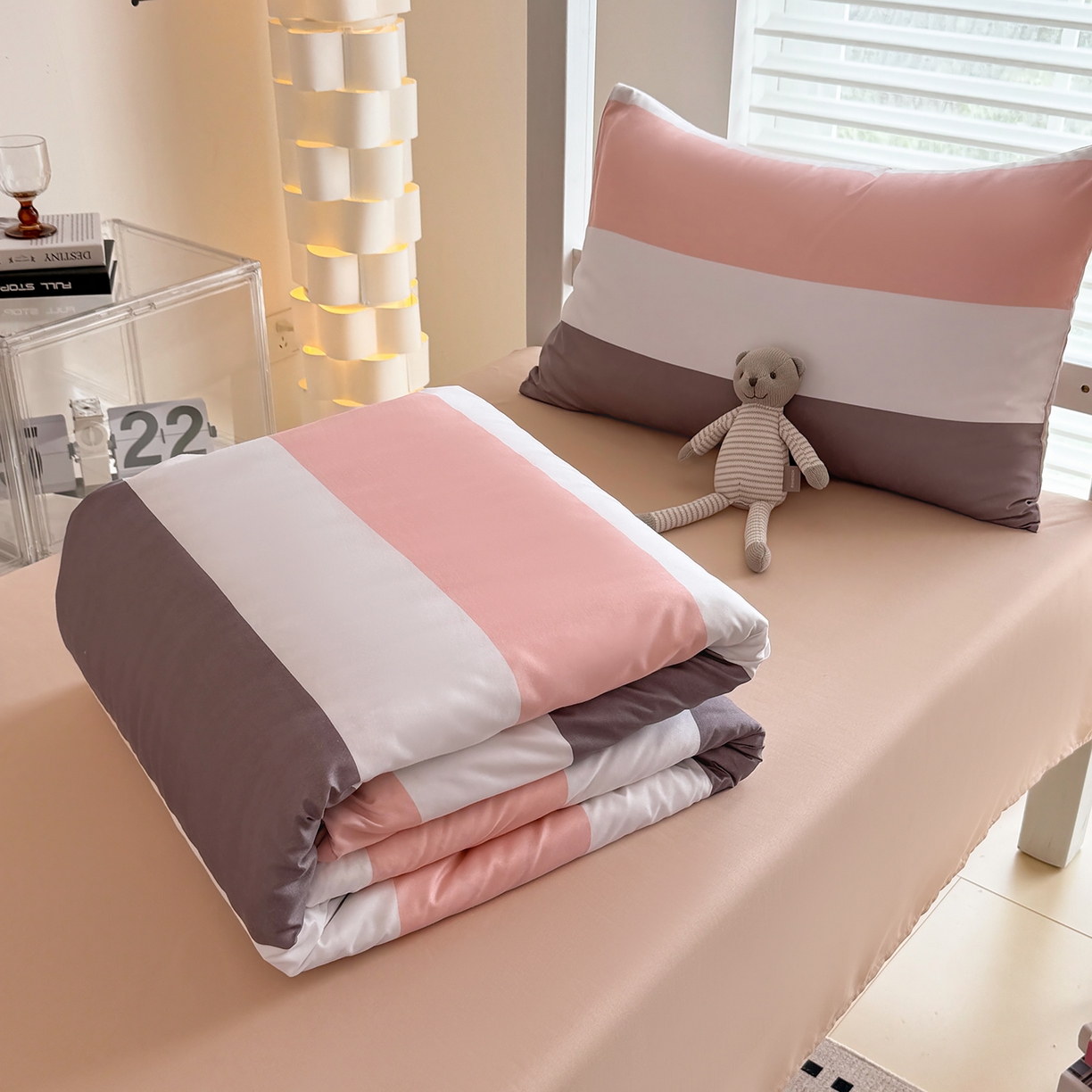 91家纺网 家纺一手货源 找家纺 十一家居2025年新款ins风A类亲肤水洗棉学生宿舍三件套——悸动系列 桃灰格+卡其