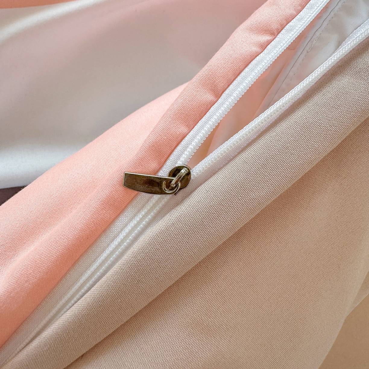 91家纺网 家纺一手货源 找家纺 十一家居2025年新款ins风A类亲肤水洗棉学生宿舍三件套——悸动系列 桃灰格+卡其