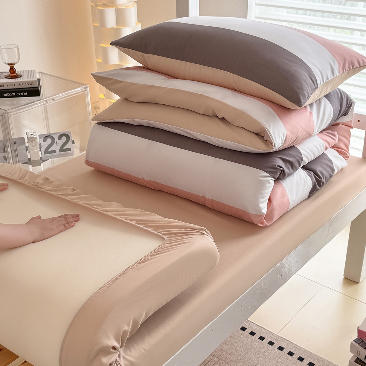 91家纺网 家纺一手货源 找家纺 十一家居2025年新款ins风A类亲肤水洗棉学生宿舍三件套——悸动系列 桃灰格+卡其