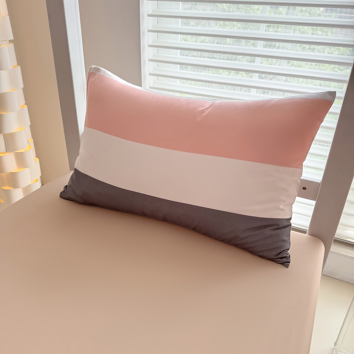 91家纺网 家纺一手货源 找家纺 十一家居2025年新款ins风A类亲肤水洗棉学生宿舍三件套——悸动系列 桃灰格+卡其