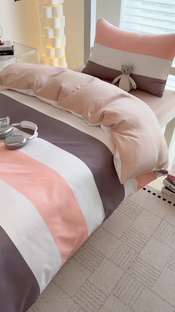 91家纺网 家纺一手货源 找家纺 十一家居2025年新款ins风A类亲肤水洗棉学生宿舍三件套——悸动系列 桃灰格+卡其