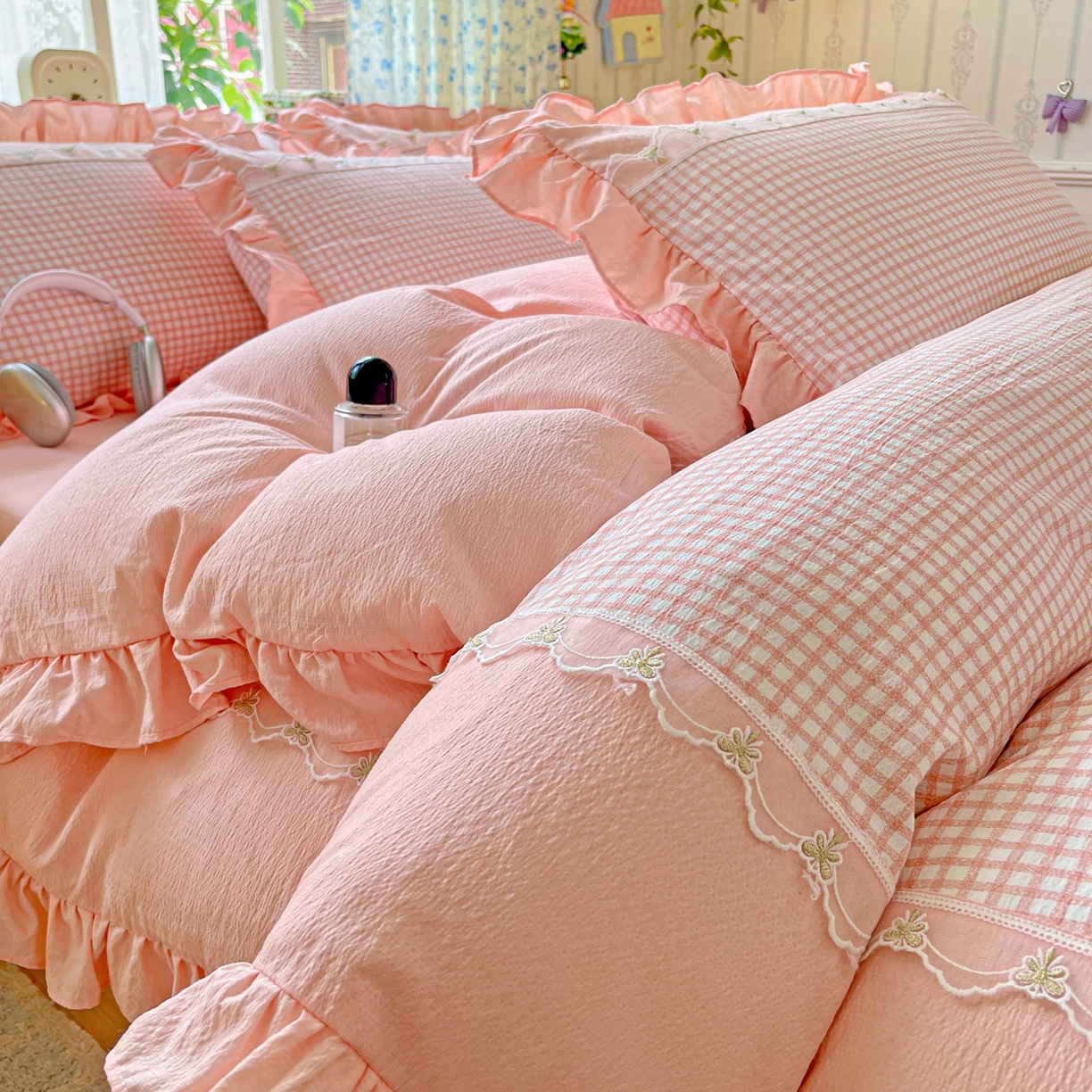 91家纺网 家纺一手货源 找家纺 娜娜 2025新款云感双层纱四件套 花格色谱