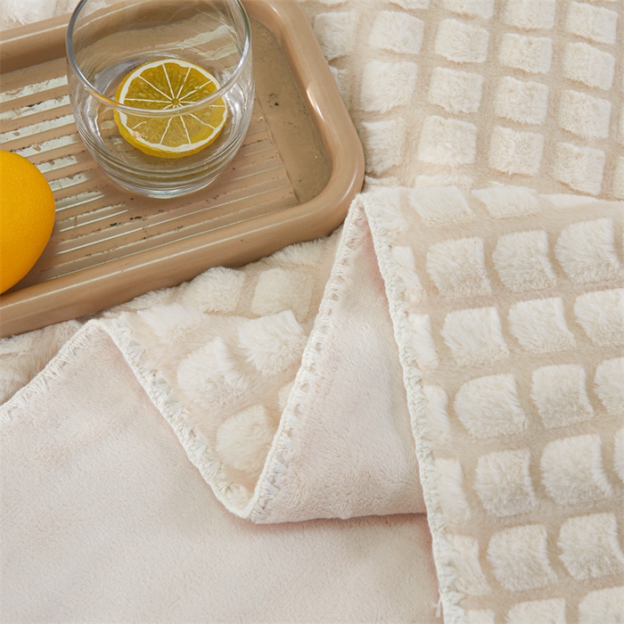 91家纺网 家纺一手货源 找家纺 馨米莱家纺2025新款提花兔毛复合毯 米白色