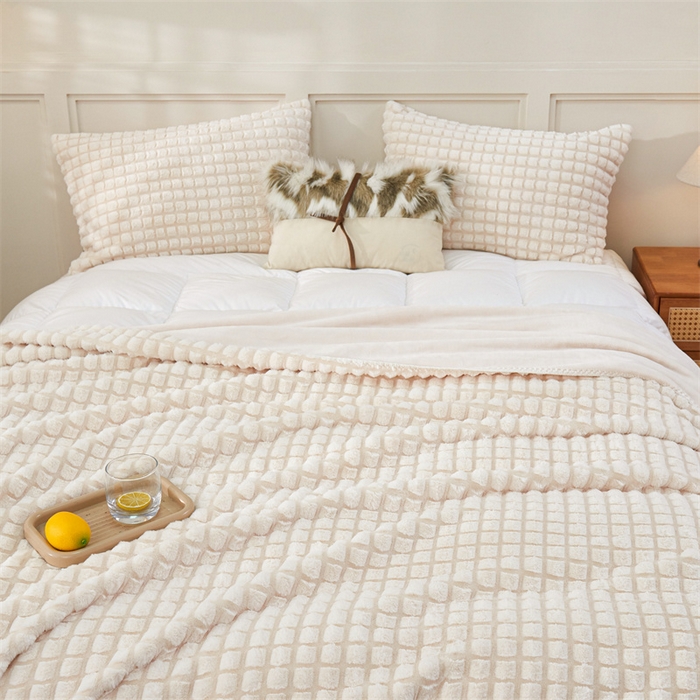 91家纺网 家纺一手货源 找家纺 馨米莱家纺2025新款提花兔毛复合毯 米白色