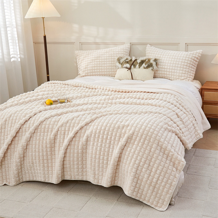 91家纺网 家纺一手货源 找家纺 馨米莱家纺2025新款提花兔毛复合毯 米白色