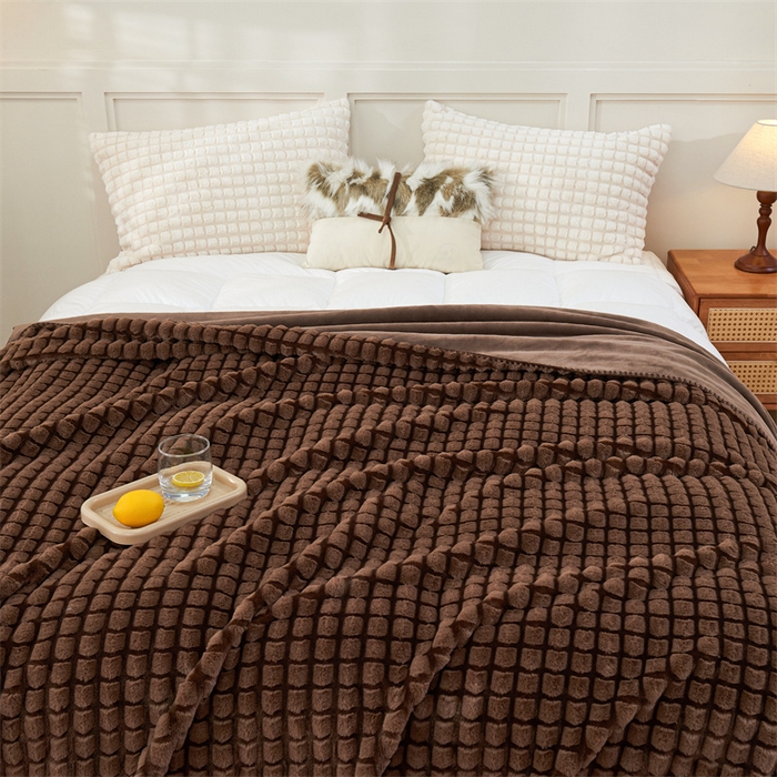 91家纺网 家纺一手货源 找家纺 馨米莱家纺2025新款提花兔毛复合毯 驼褐色