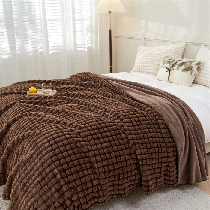 91家纺网 家纺一手货源 找家纺 馨米莱家纺2025新款提花兔毛复合毯 驼褐色