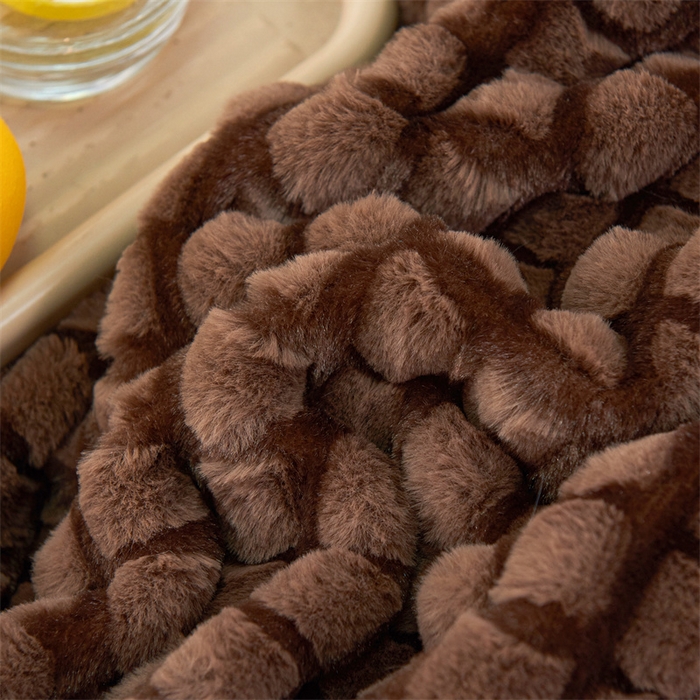 91家纺网 家纺一手货源 找家纺 馨米莱家纺2025新款提花兔毛复合毯 驼褐色
