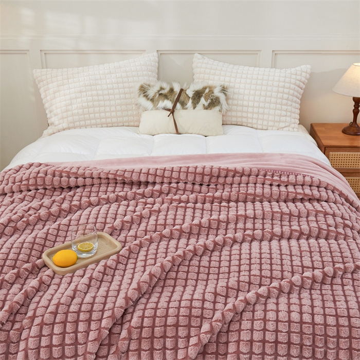 91家纺网 家纺一手货源 找家纺 馨米莱家纺2025新款提花兔毛复合毯 樱花粉