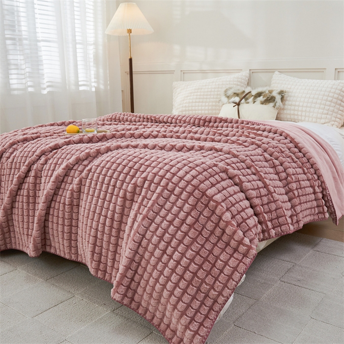 91家纺网 家纺一手货源 找家纺 馨米莱家纺2025新款提花兔毛复合毯 樱花粉