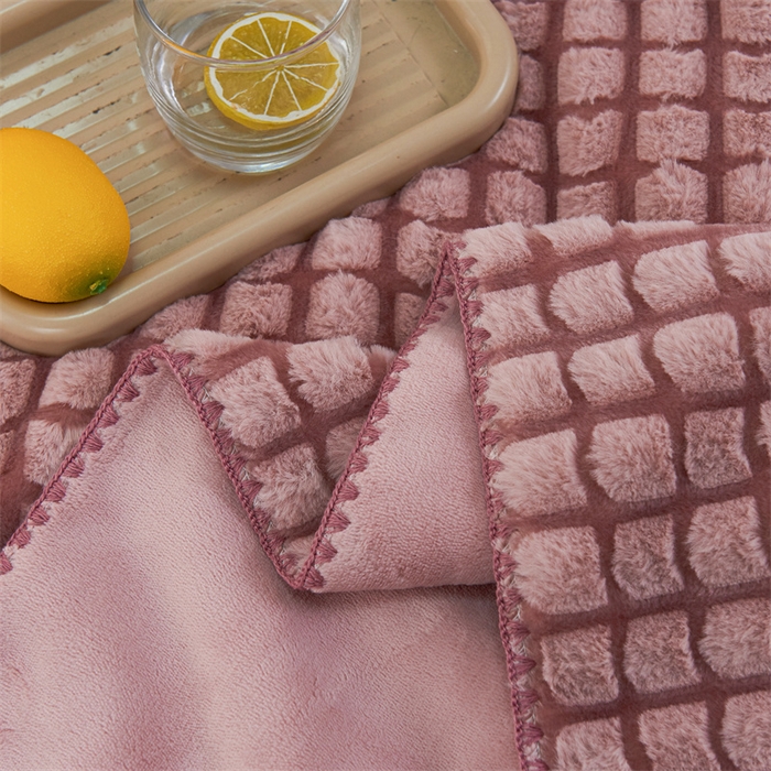 91家纺网 家纺一手货源 找家纺 馨米莱家纺2025新款提花兔毛复合毯 樱花粉