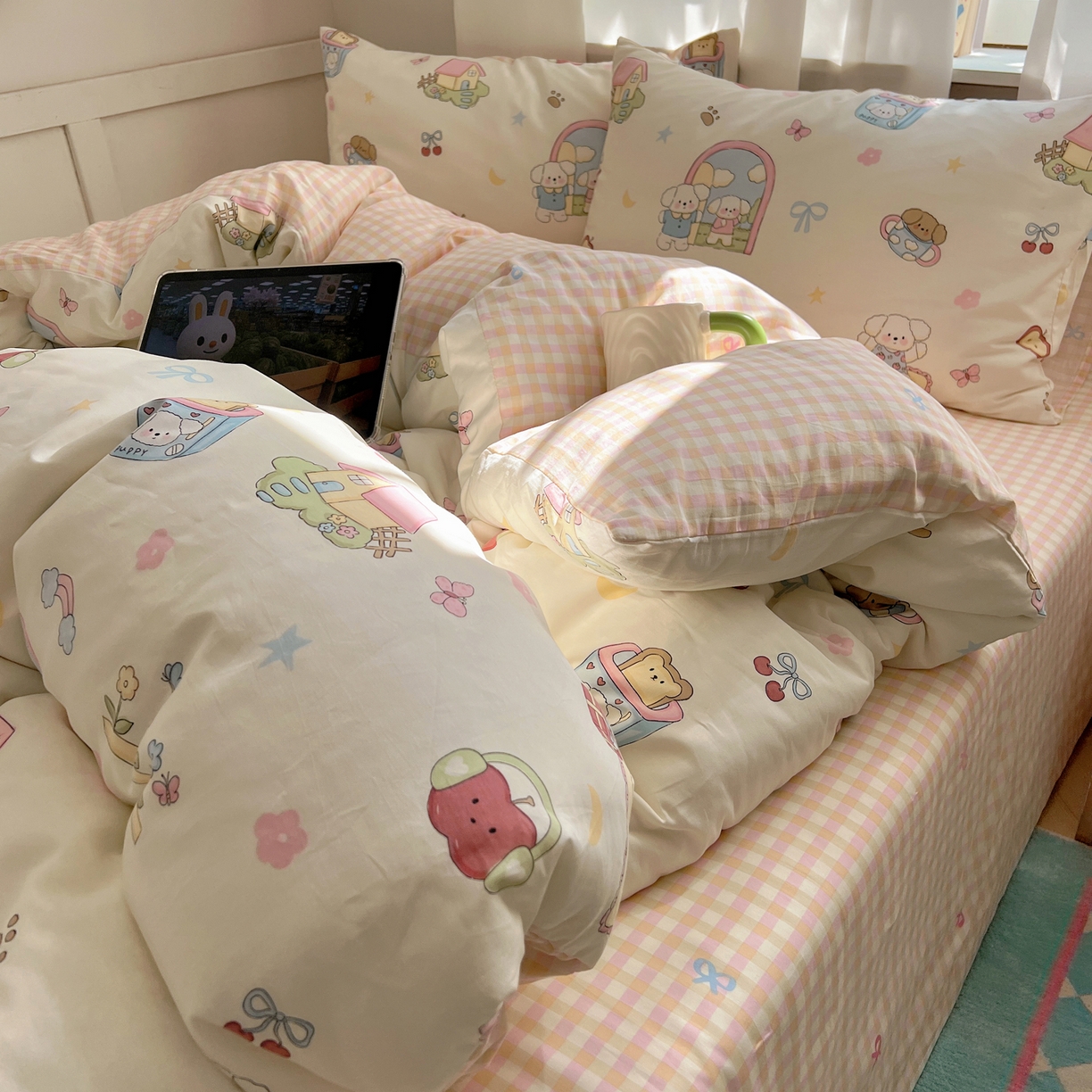 91家纺网 家纺一手货源 找家纺 六巷胡同 2025新款INS卡通减龄可爱风全棉四件套（开学季系列） 动漫派对熊