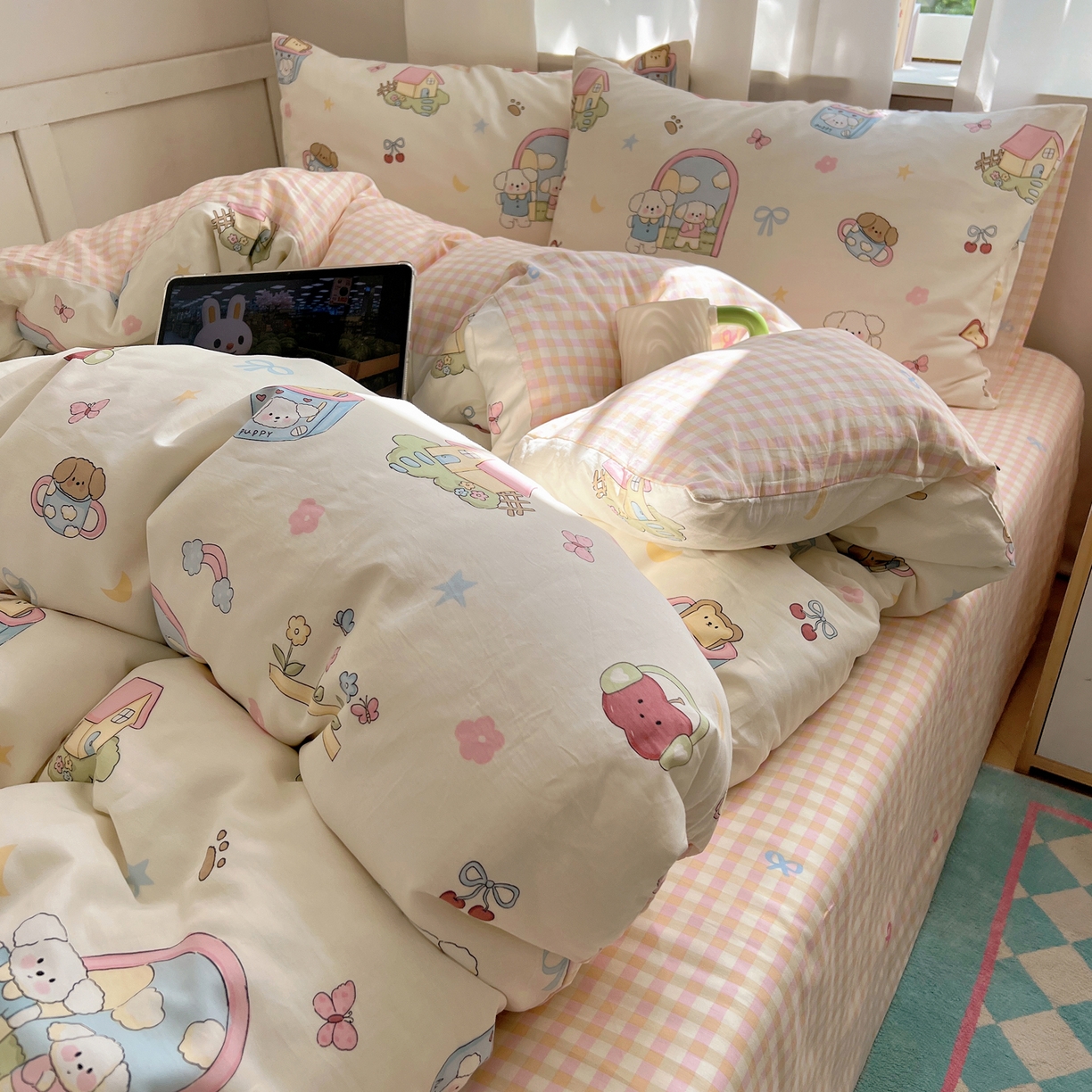 91家纺网 家纺一手货源 找家纺 六巷胡同 2025新款INS卡通减龄可爱风全棉四件套（开学季系列） 动漫派对熊