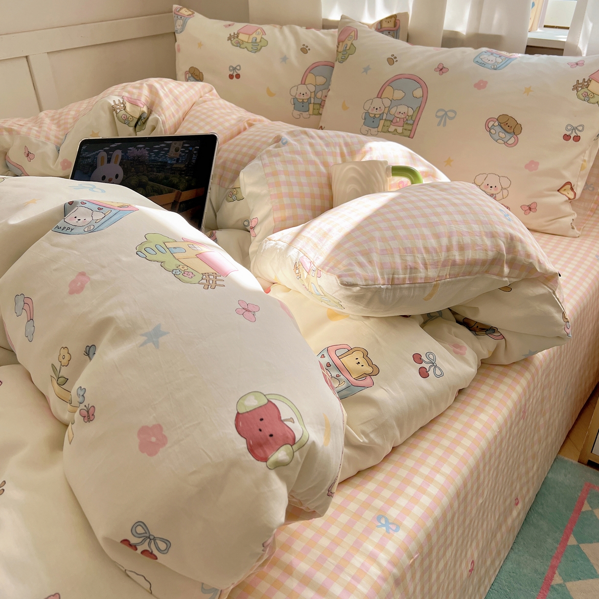 91家纺网 家纺一手货源 找家纺 六巷胡同 2025新款INS卡通减龄可爱风全棉四件套（开学季系列） 动漫派对熊