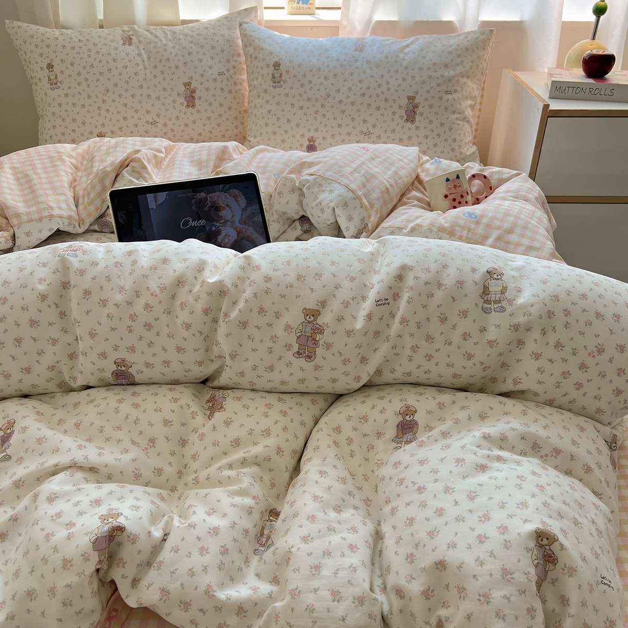 91家纺网 家纺一手货源 找家纺 六巷胡同 2025新款INS卡通减龄可爱风全棉四件套（开学季系列） 花草知趣熊