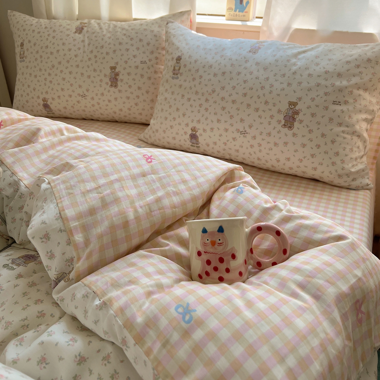 91家纺网 家纺一手货源 找家纺 六巷胡同 2025新款INS卡通减龄可爱风全棉四件套（开学季系列） 花草知趣熊