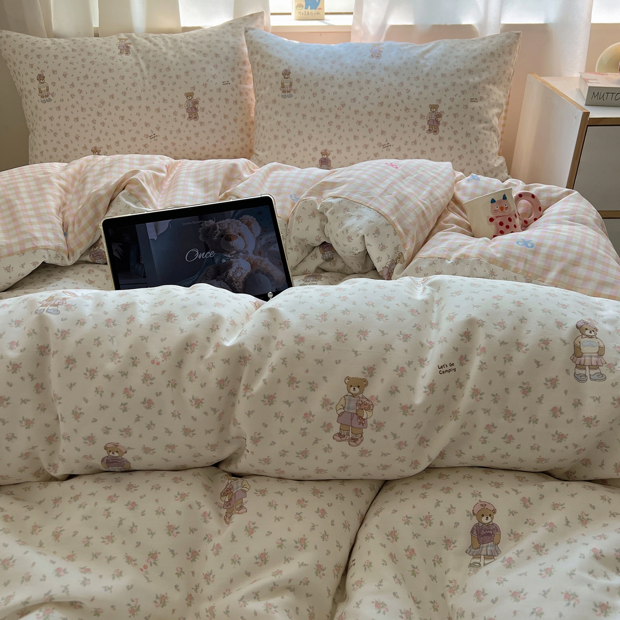 91家纺网 家纺一手货源 找家纺 六巷胡同 2025新款INS卡通减龄可爱风全棉四件套（开学季系列） 花草知趣熊