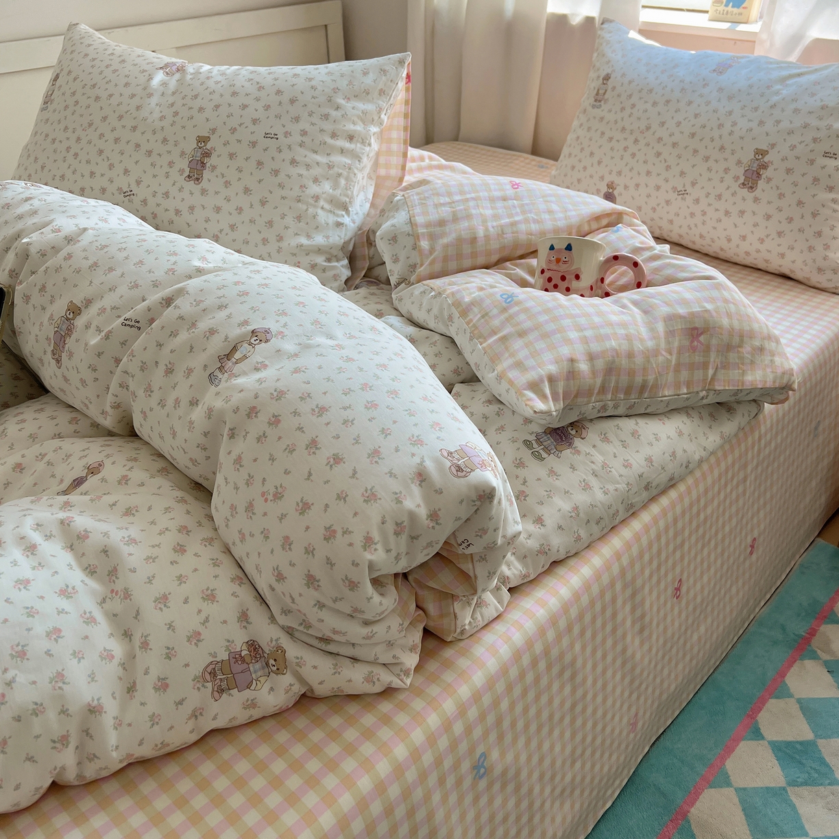 91家纺网 家纺一手货源 找家纺 六巷胡同 2025新款INS卡通减龄可爱风全棉四件套（开学季系列） 花草知趣熊