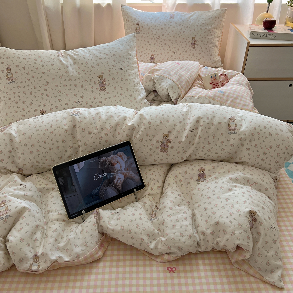 91家纺网 家纺一手货源 找家纺 六巷胡同 2025新款INS卡通减龄可爱风全棉四件套（开学季系列） 花草知趣熊