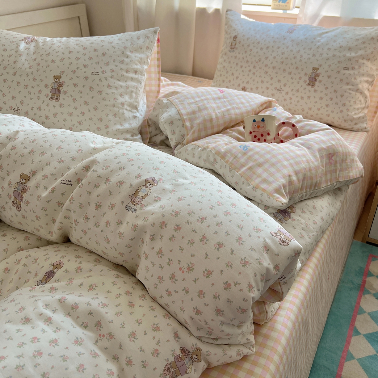 91家纺网 家纺一手货源 找家纺 六巷胡同 2025新款INS卡通减龄可爱风全棉四件套（开学季系列） 花草知趣熊