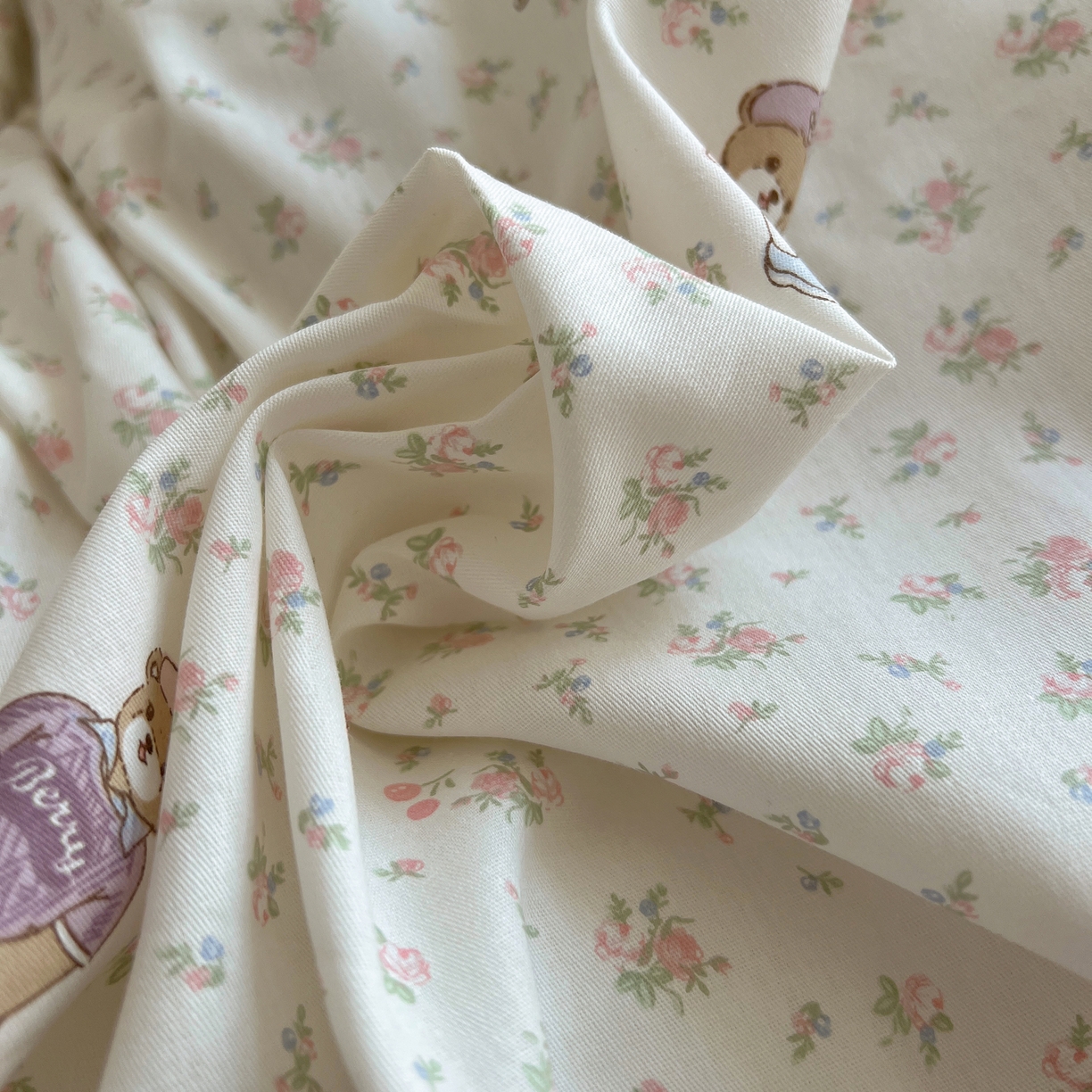 91家纺网 家纺一手货源 找家纺 六巷胡同 2025新款INS卡通减龄可爱风全棉四件套（开学季系列） 花草知趣熊