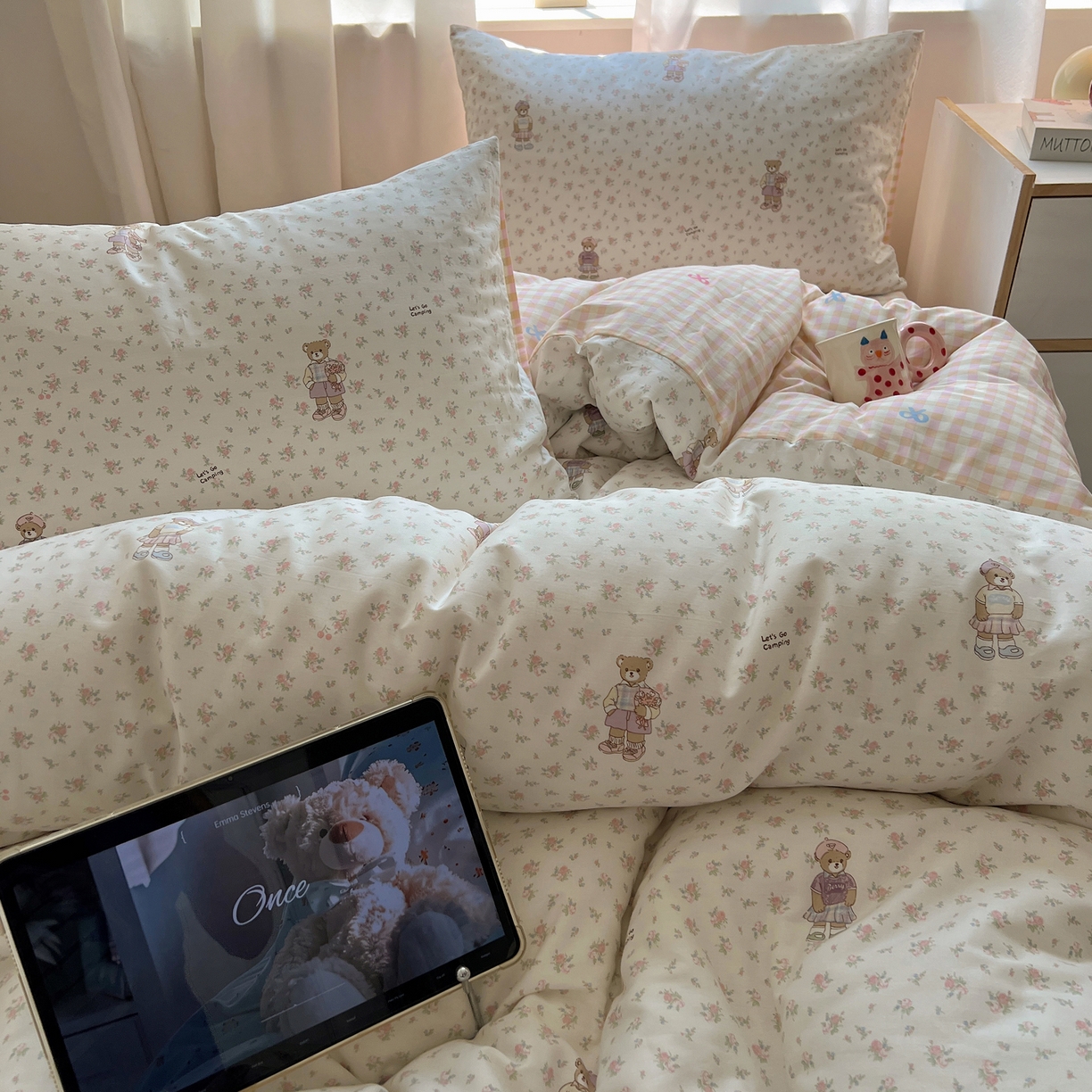 91家纺网 家纺一手货源 找家纺 六巷胡同 2025新款INS卡通减龄可爱风全棉四件套（开学季系列） 花草知趣熊