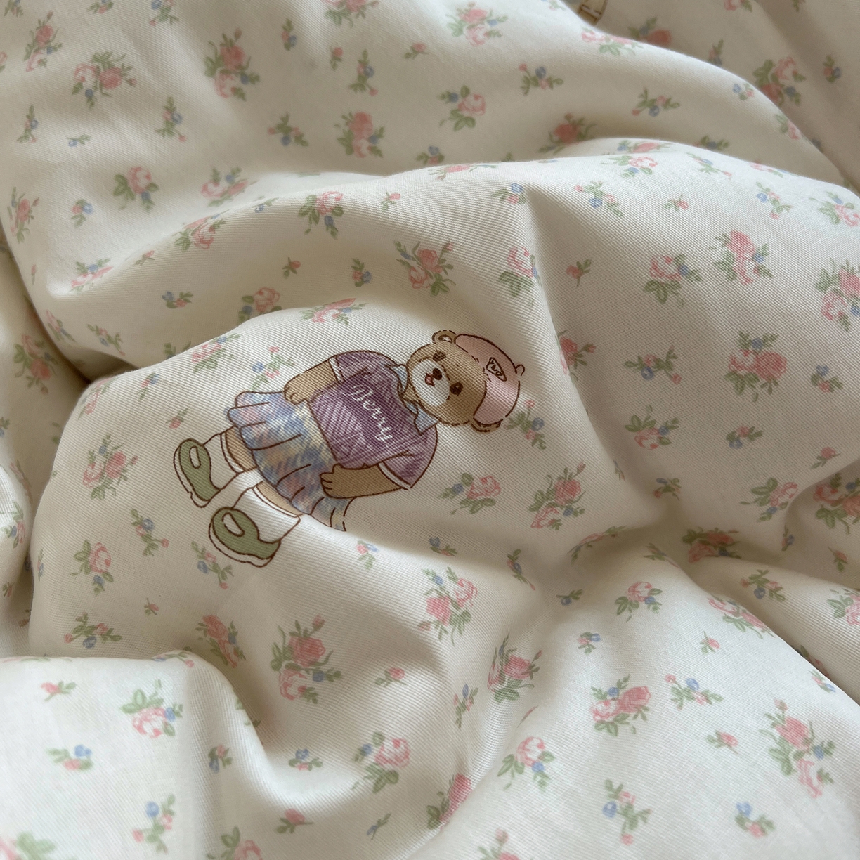 91家纺网 家纺一手货源 找家纺 六巷胡同 2025新款INS卡通减龄可爱风全棉四件套（开学季系列） 花草知趣熊