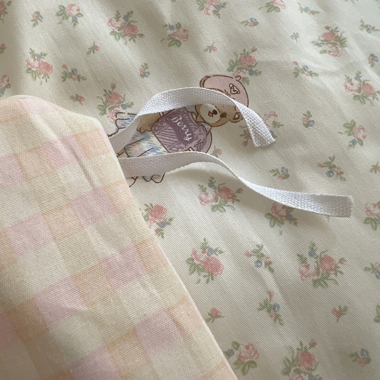 91家纺网 家纺一手货源 找家纺 六巷胡同 2025新款INS卡通减龄可爱风全棉四件套（开学季系列） 花草知趣熊