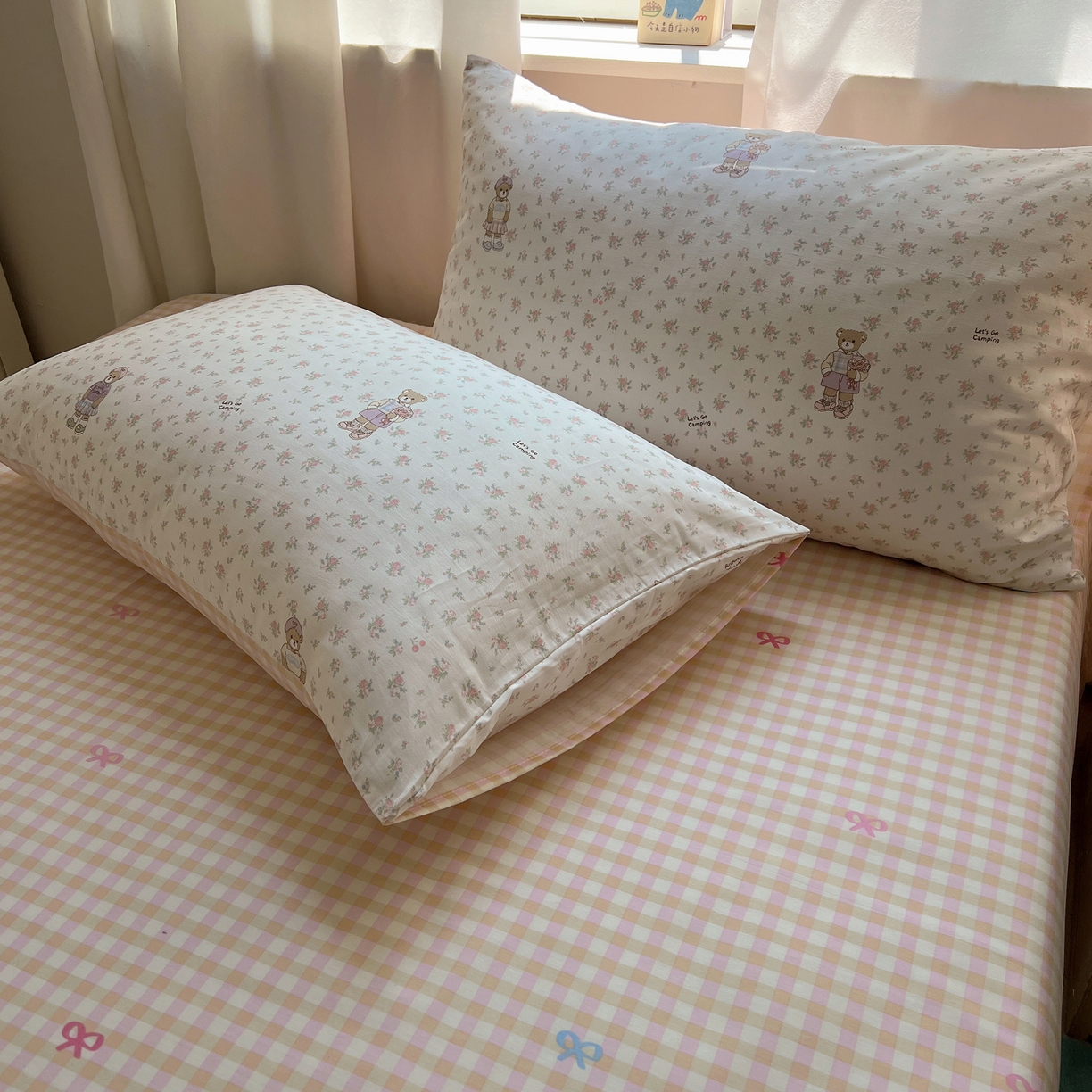 91家纺网 家纺一手货源 找家纺 六巷胡同 2025新款INS卡通减龄可爱风全棉四件套（开学季系列） 花草知趣熊