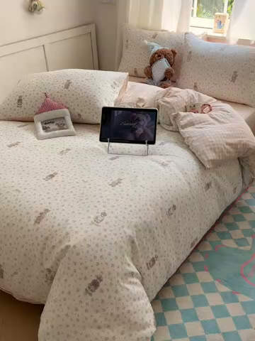 91家纺网 家纺一手货源 找家纺 六巷胡同 2025新款INS卡通减龄可爱风全棉四件套（开学季系列） 花草知趣熊