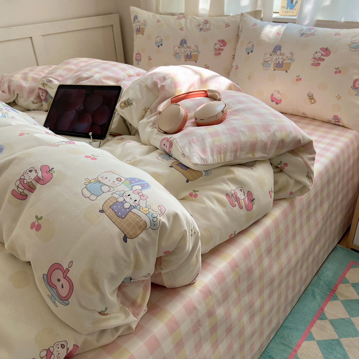 91家纺网 家纺一手货源 找家纺 六巷胡同 2025新款INS卡通减龄可爱风全棉四件套（开学季系列） 苹果萝莉猫