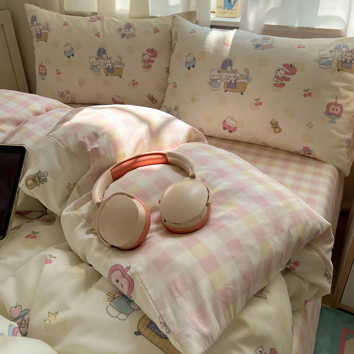 91家纺网 家纺一手货源 找家纺 六巷胡同 2025新款INS卡通减龄可爱风全棉四件套（开学季系列） 苹果萝莉猫