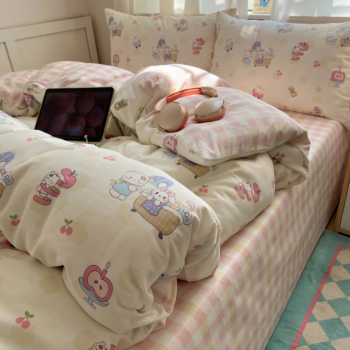 91家纺网 家纺一手货源 找家纺 六巷胡同 2025新款INS卡通减龄可爱风全棉四件套（开学季系列） 苹果萝莉猫