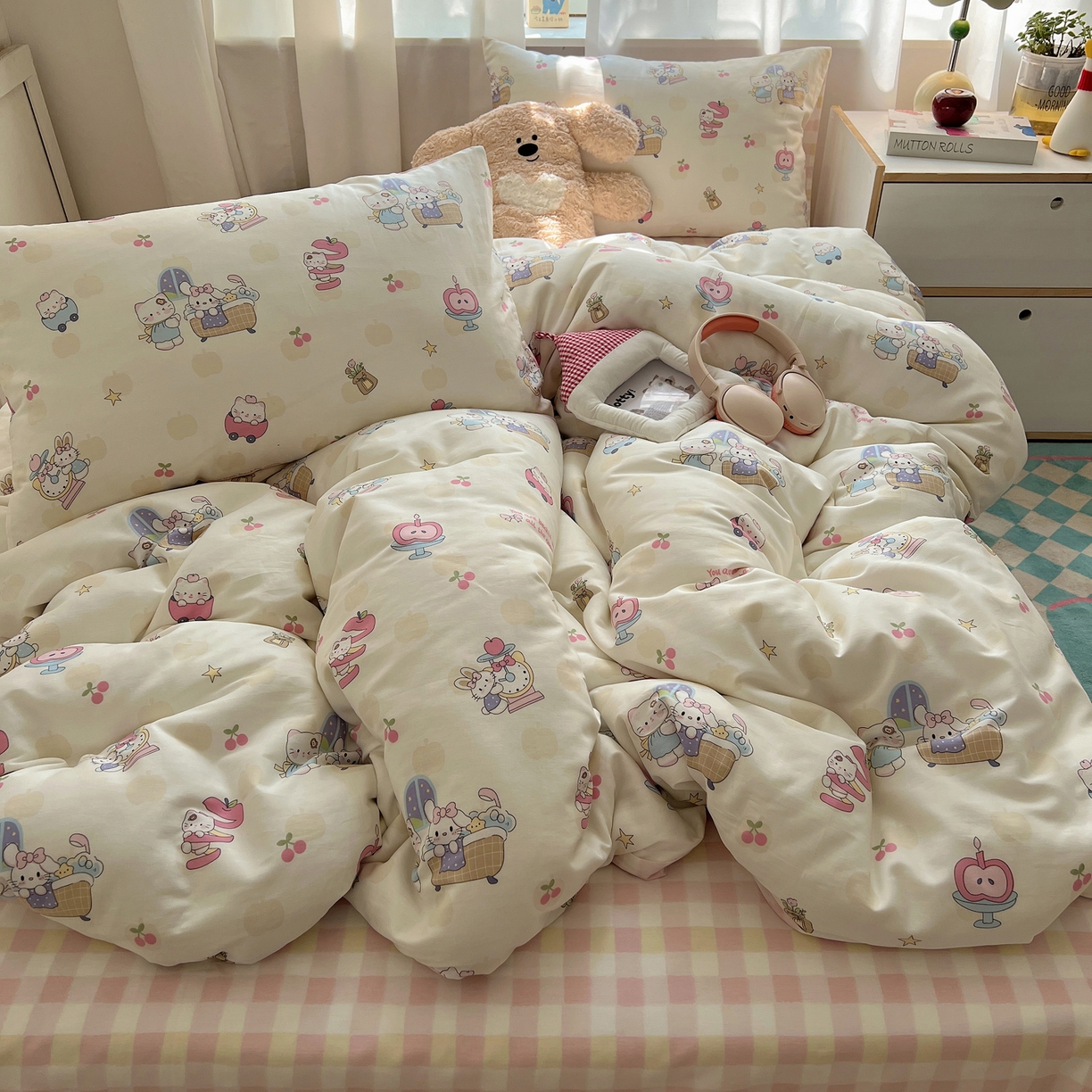 91家纺网 家纺一手货源 找家纺 六巷胡同 2025新款INS卡通减龄可爱风全棉四件套（开学季系列） 苹果萝莉猫