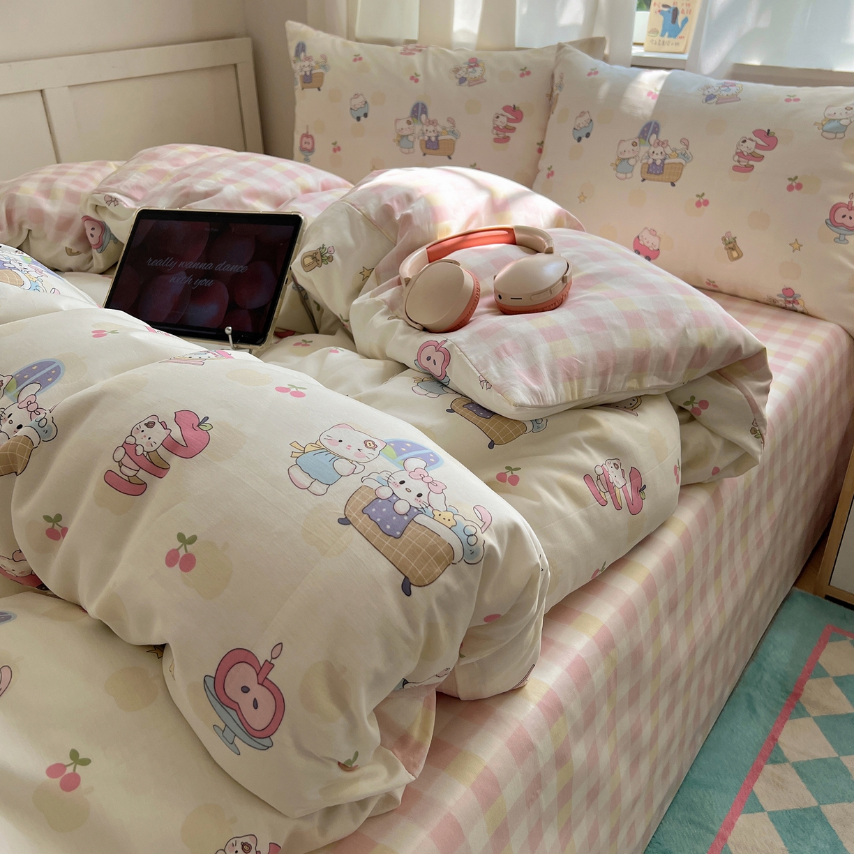 91家纺网 家纺一手货源 找家纺 六巷胡同 2025新款INS卡通减龄可爱风全棉四件套（开学季系列） 苹果萝莉猫