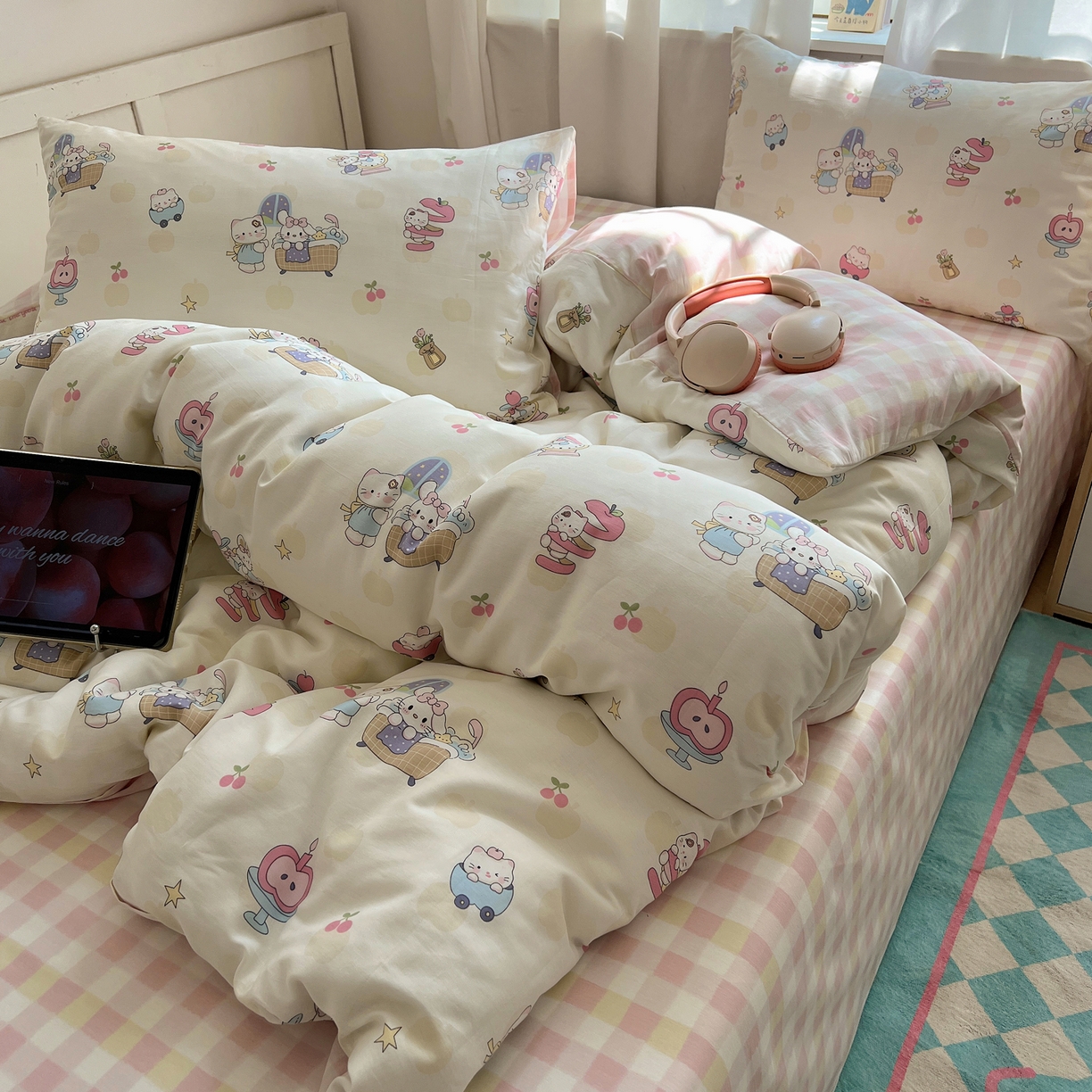 91家纺网 家纺一手货源 找家纺 六巷胡同 2025新款INS卡通减龄可爱风全棉四件套（开学季系列） 苹果萝莉猫