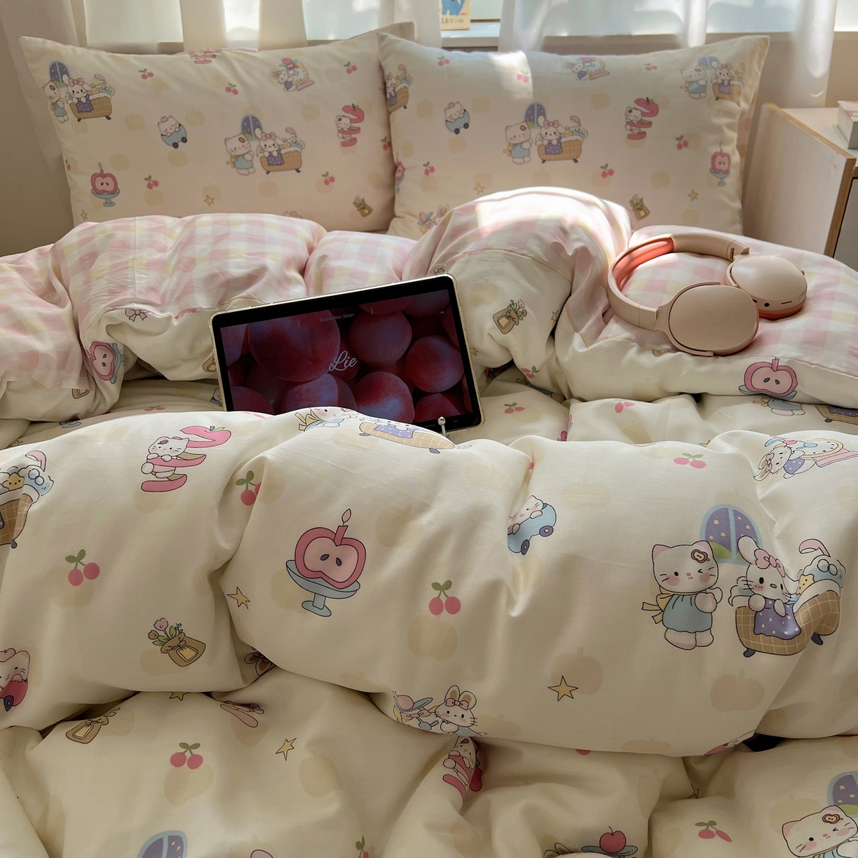 91家纺网 家纺一手货源 找家纺 六巷胡同 2025新款INS卡通减龄可爱风全棉四件套（开学季系列） 苹果萝莉猫