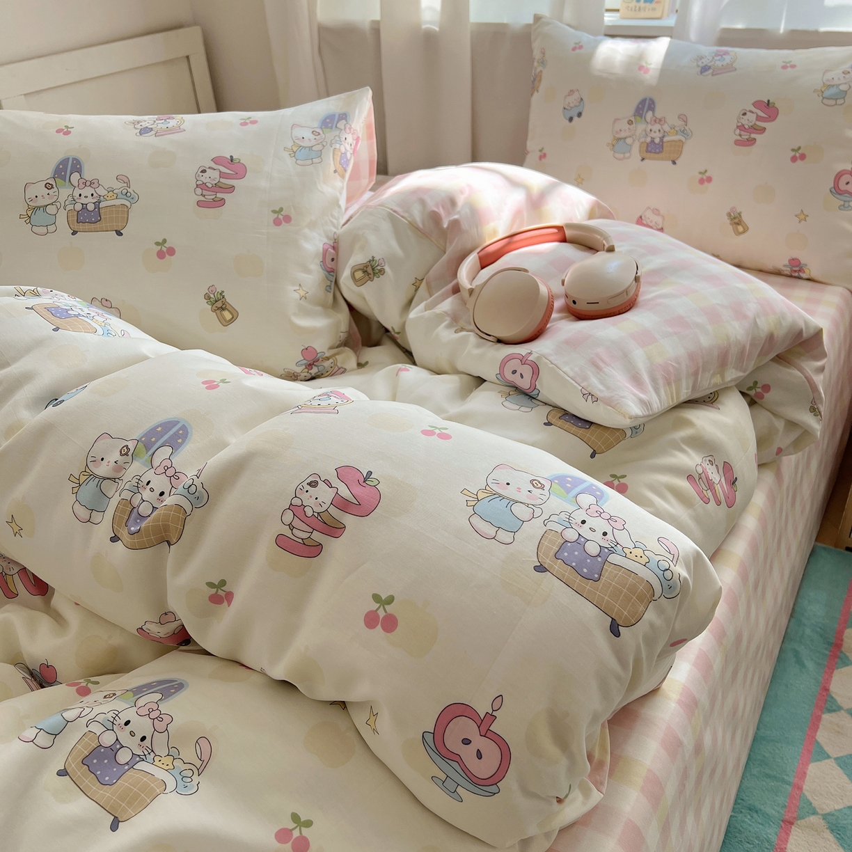 91家纺网 家纺一手货源 找家纺 六巷胡同 2025新款INS卡通减龄可爱风全棉四件套（开学季系列） 苹果萝莉猫