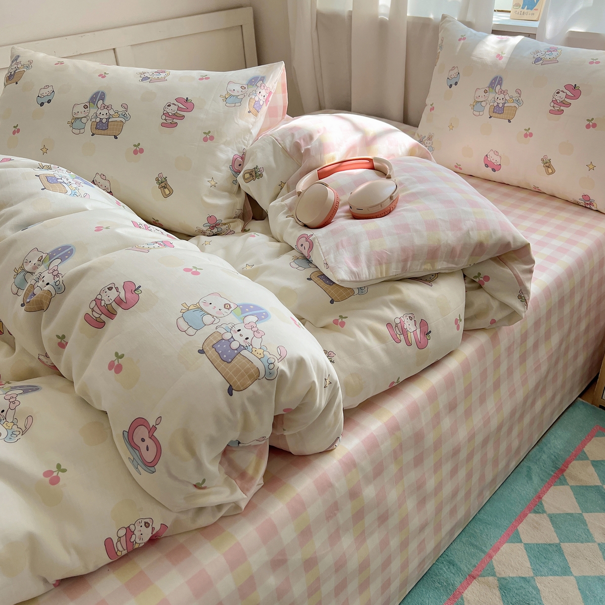 91家纺网 家纺一手货源 找家纺 六巷胡同 2025新款INS卡通减龄可爱风全棉四件套（开学季系列） 苹果萝莉猫