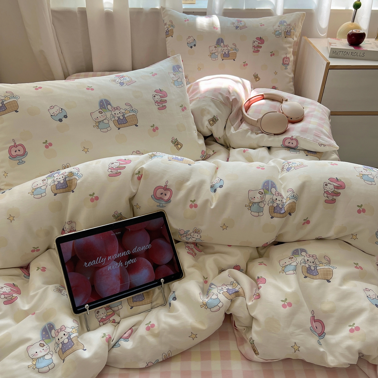 91家纺网 家纺一手货源 找家纺 六巷胡同 2025新款INS卡通减龄可爱风全棉四件套（开学季系列） 苹果萝莉猫