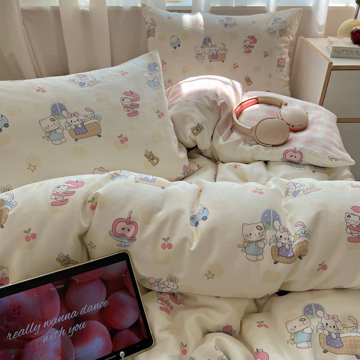 91家纺网 家纺一手货源 找家纺 六巷胡同 2025新款INS卡通减龄可爱风全棉四件套（开学季系列） 苹果萝莉猫