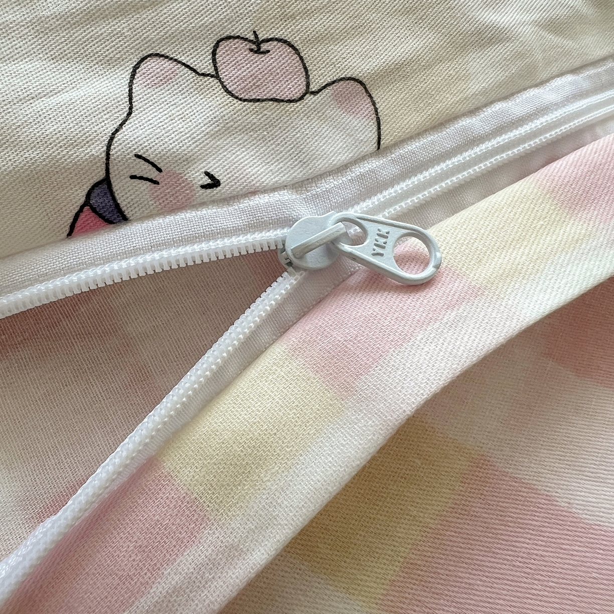 91家纺网 家纺一手货源 找家纺 六巷胡同 2025新款INS卡通减龄可爱风全棉四件套（开学季系列） 苹果萝莉猫