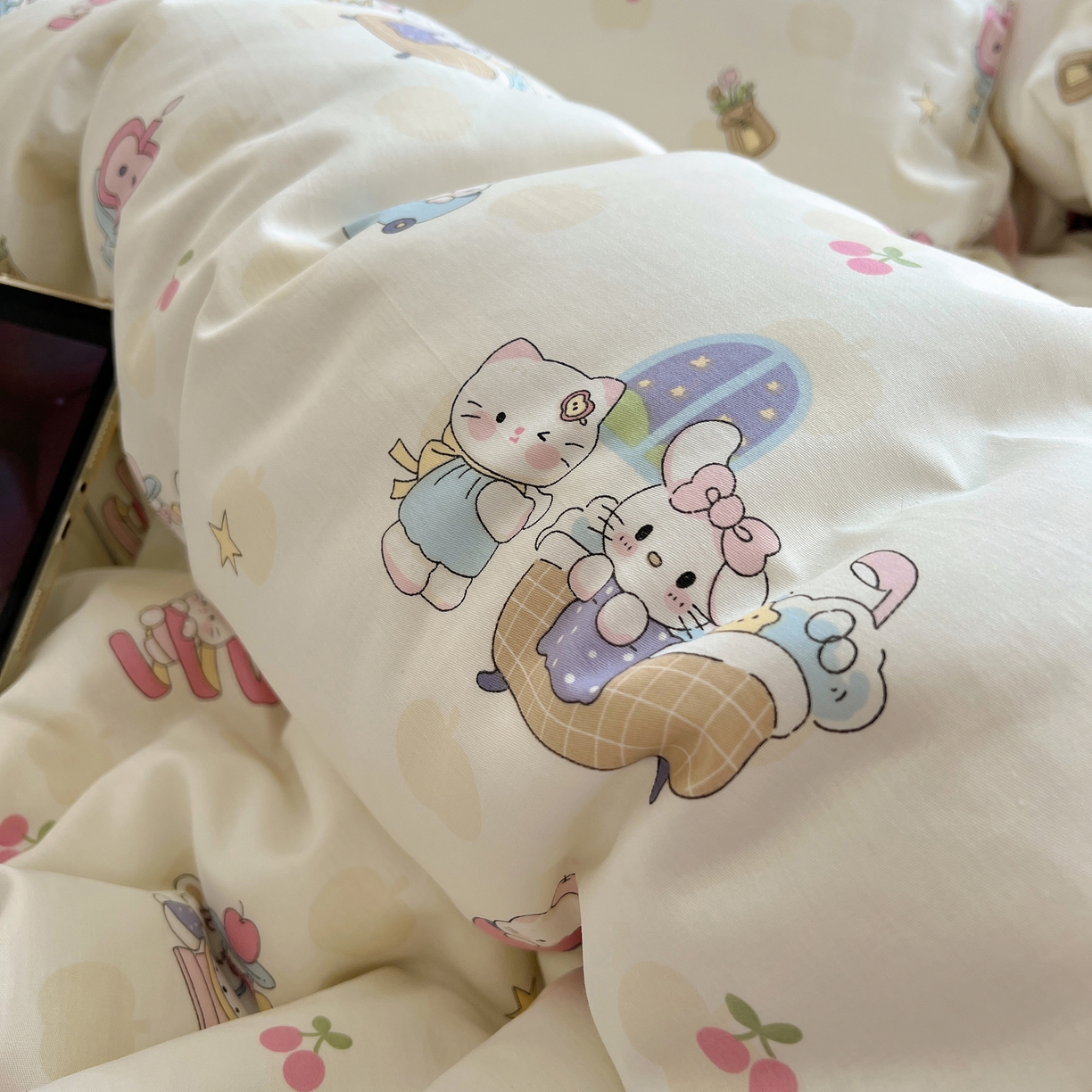 91家纺网 家纺一手货源 找家纺 六巷胡同 2025新款INS卡通减龄可爱风全棉四件套（开学季系列） 苹果萝莉猫