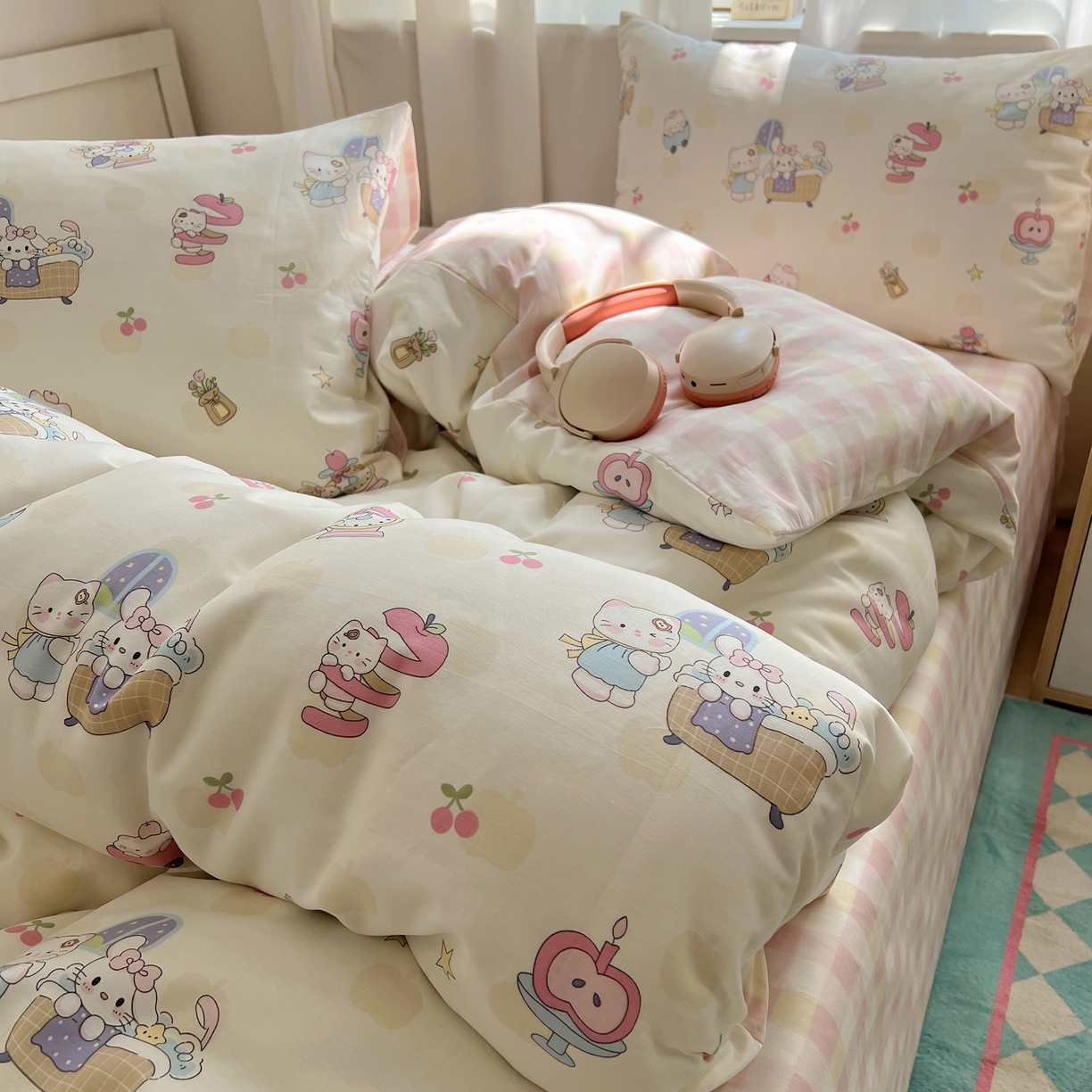 91家纺网 家纺一手货源 找家纺 六巷胡同 2025新款INS卡通减龄可爱风全棉四件套（开学季系列） 苹果萝莉猫